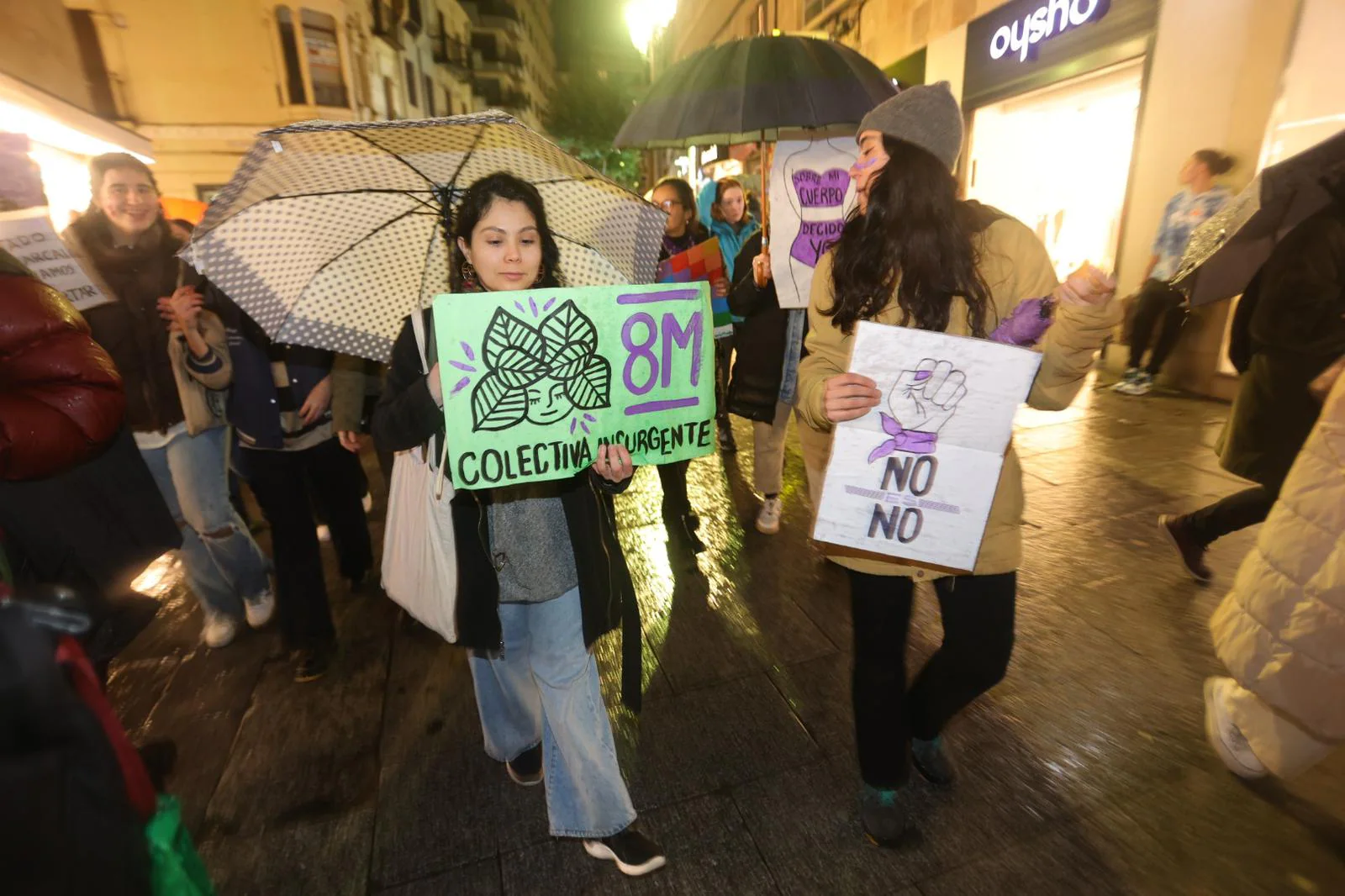 Fotos: Manifestación del 8M pasada por agua en Salamanca