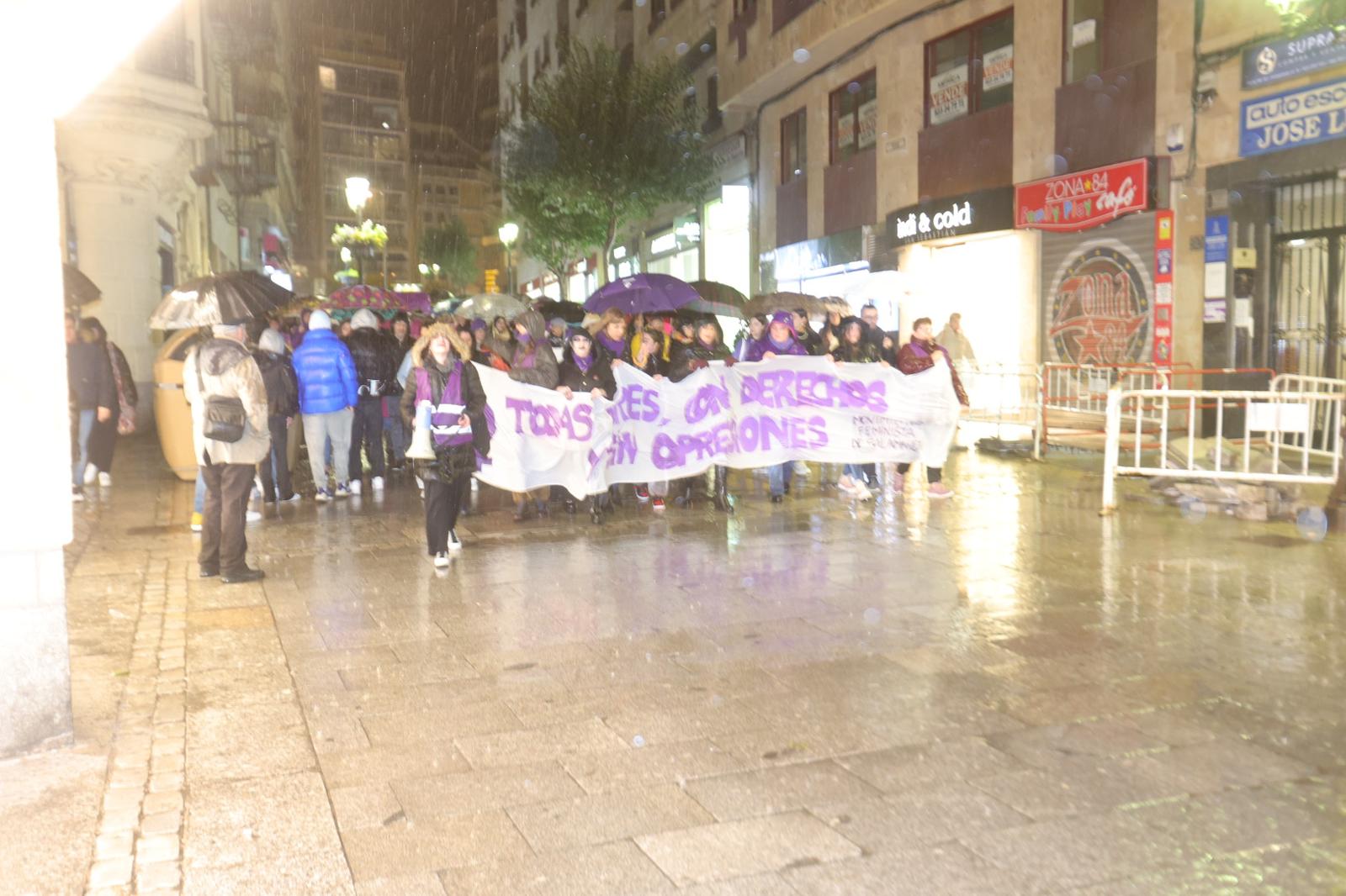 Fotos: Manifestación del 8M pasada por agua en Salamanca