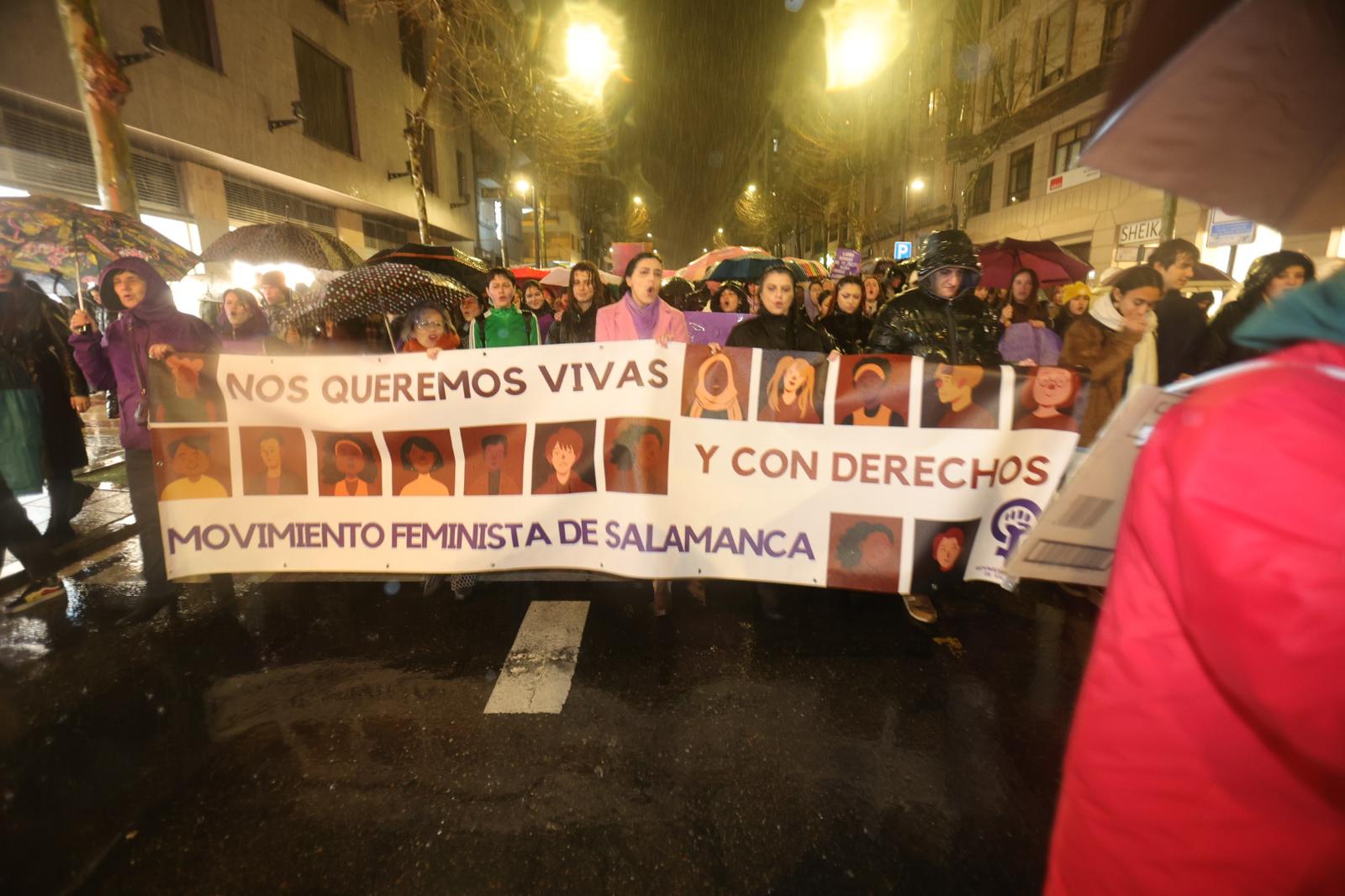 Fotos: Manifestación del 8M pasada por agua en Salamanca