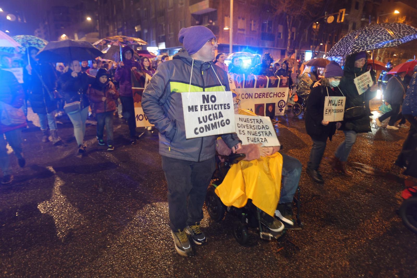 Fotos: Manifestación del 8M pasada por agua en Salamanca