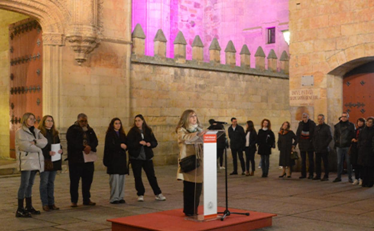 La Universidad De Salamanca Ilumina La Fachada Rica De Las Escuelas Mayores Por El 8m Salamancahoy 0147