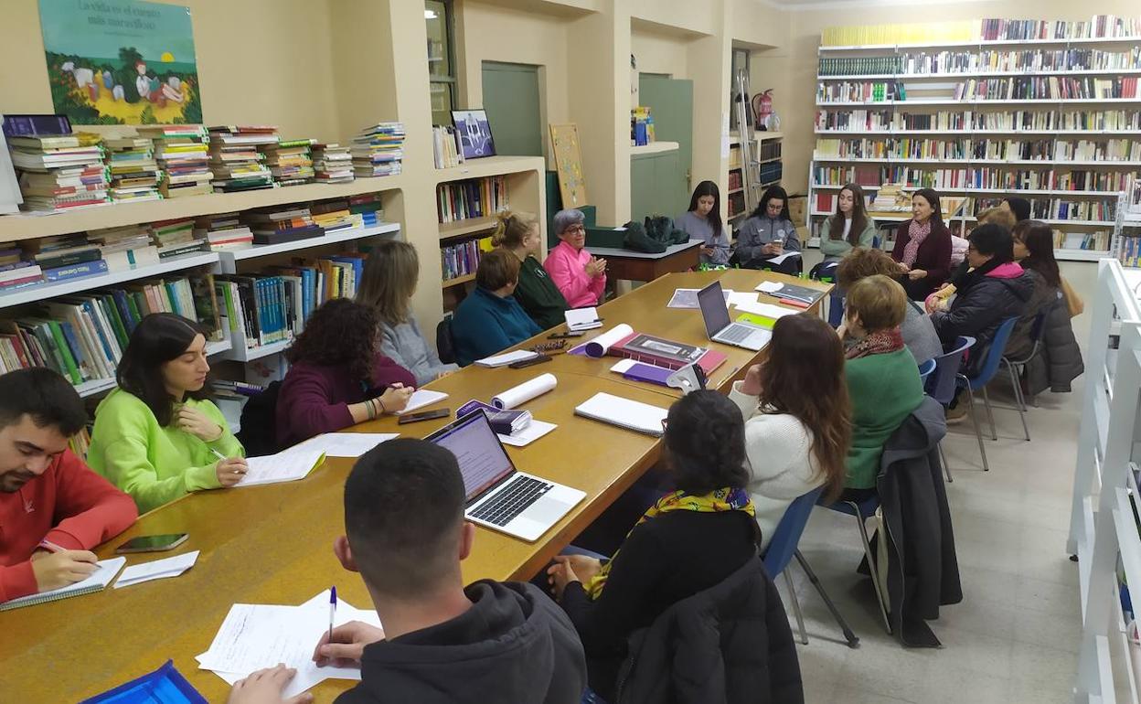 Grupo de vecinas del barrio de Pizarrales durante la presentación del proyecto. 