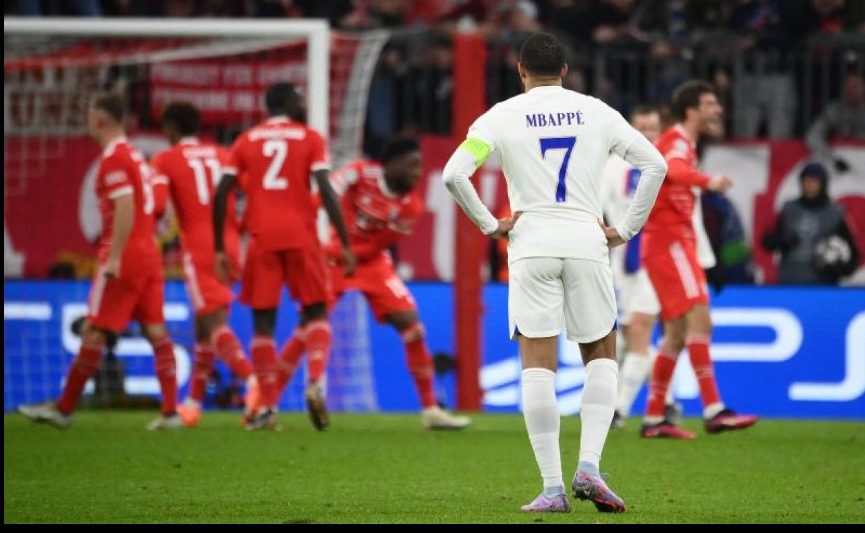 Mbappé observa abatido cómo los jugadores del Bayern celebran un gol en el Allianz Arena.