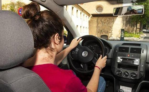 Mujeres al volante: ¿son mejor o peor conductoras que los hombres?