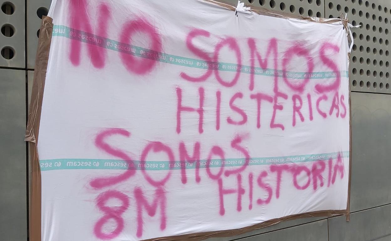 Una de las pancartas en el Hospital de Salamanca. 