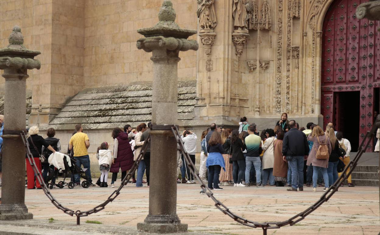 Turistas en la Catedral de Salamanca.
