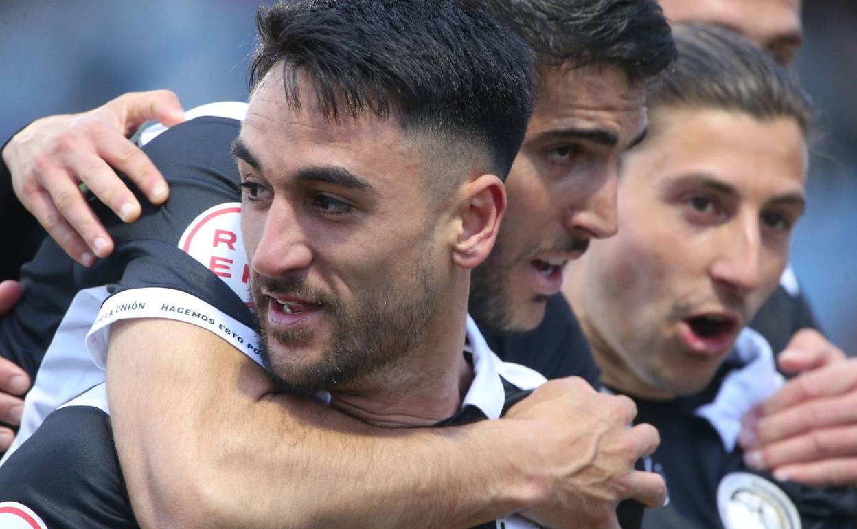 Los jugadores de Unionistas celebran el tanto de Chapela al Sanse. 