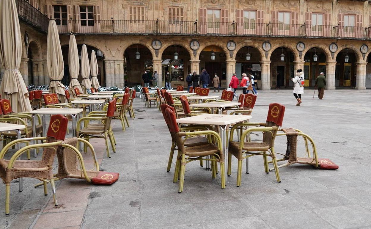 Imagen de archivo de sillas caídas en la Plaza Mayor a causa del viento.