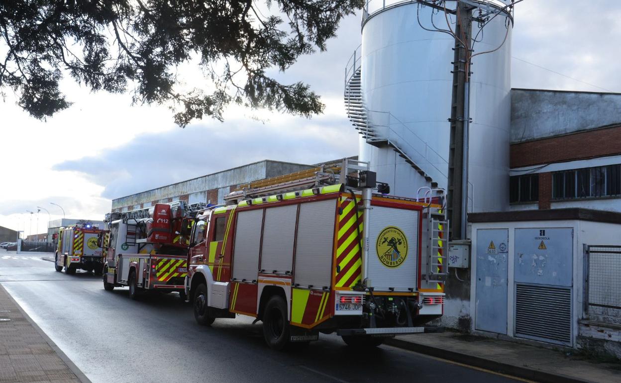 Tres dotaciones de bomberos en una nave del Polígono Montalvo. 