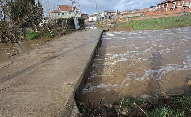 Imagen principal - Las fuertes lluvias azotan de nuevo a Aldeatejada con el arroyo desbordado e inundaciones