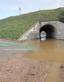 Imagen secundaria 2 - Las fuertes lluvias azotan de nuevo a Aldeatejada con el arroyo desbordado e inundaciones