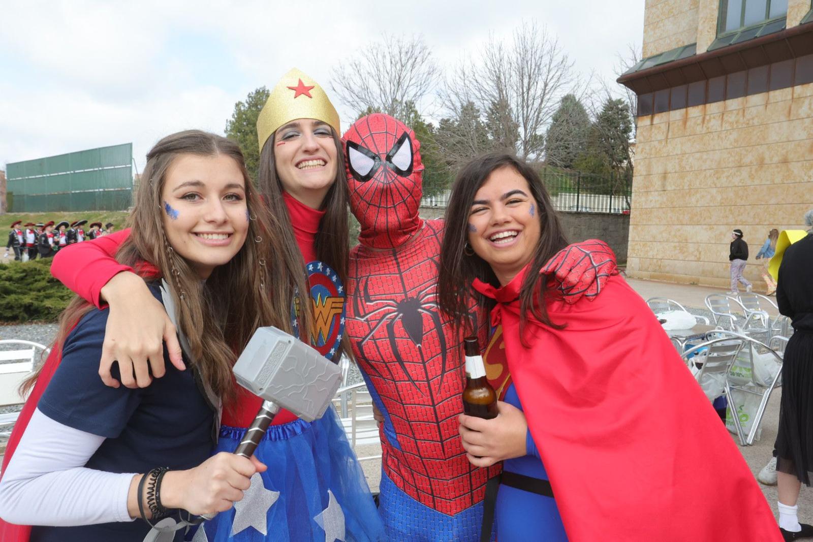 Fotos: Universitarios de Enfermería y Fisioterapia sacan sus mejores disfraces para celebrar sus fiestas patronales