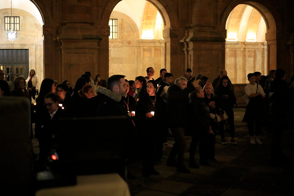 Fotos: Vía Crucis celebrado en la Universidad Pontificia de Salamanca