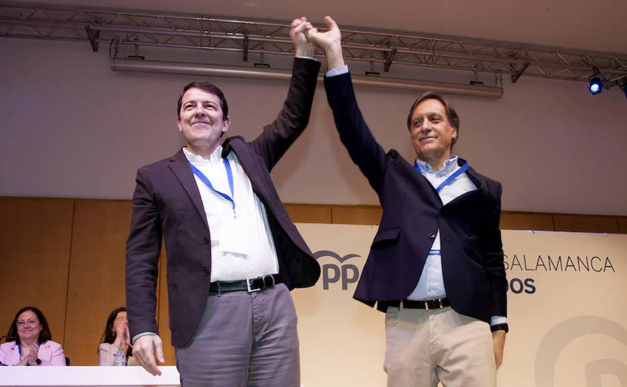 Fernández Mañueco y García Carbayo, tras el congreso. 