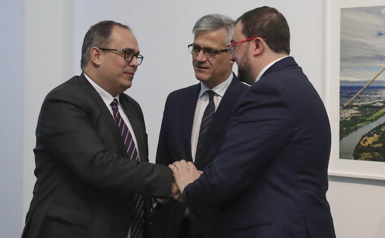El presidente del Principado de Asturias, Adrián Barbón (3i) y el comisionado encargado de impulsar el eje Atlántico, José Antonio Sebastián (i), se saludan. 