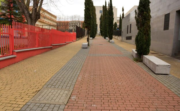 Imagen principal - Avalancha de críticas a la «renaturalización artificial» de la ciudad por parte del Ayuntamiento