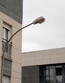 Imagen secundaria 2 - Parques con demasiado pavimento, aceras deterioradas y farolas que se funden con frecuencia son otros problemas del barrio. 