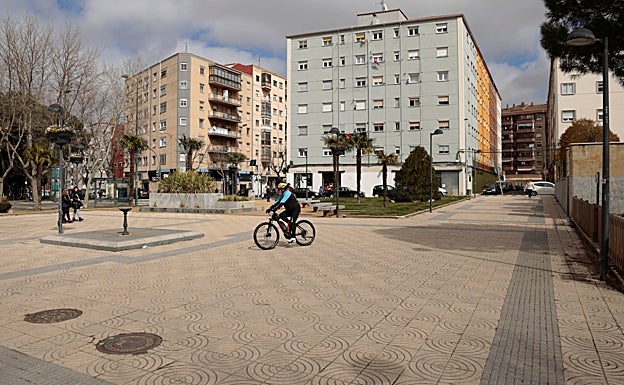Imagen principal - Parques con demasiado pavimento, aceras deterioradas y farolas que se funden con frecuencia son otros problemas del barrio. 