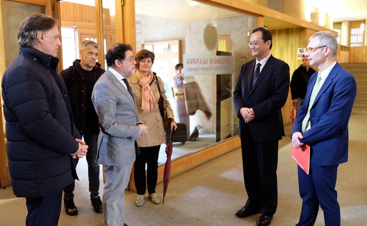 El rector de la Usal, Ricardo Rivero, y el embajador de Japón 