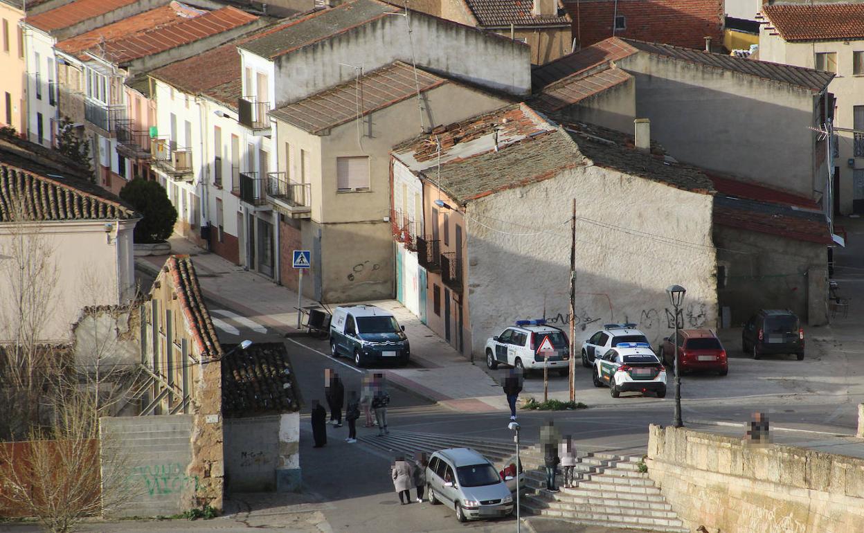 Efectivos de la Guardia Civil buscan droga en el barrio del Arrabal del Puente de Ciudad Rodrigo