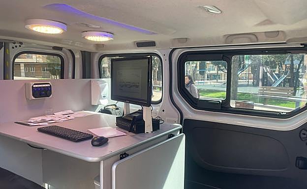 Interior de la oficina móvil que recorrerá los barrios de Salamanca.