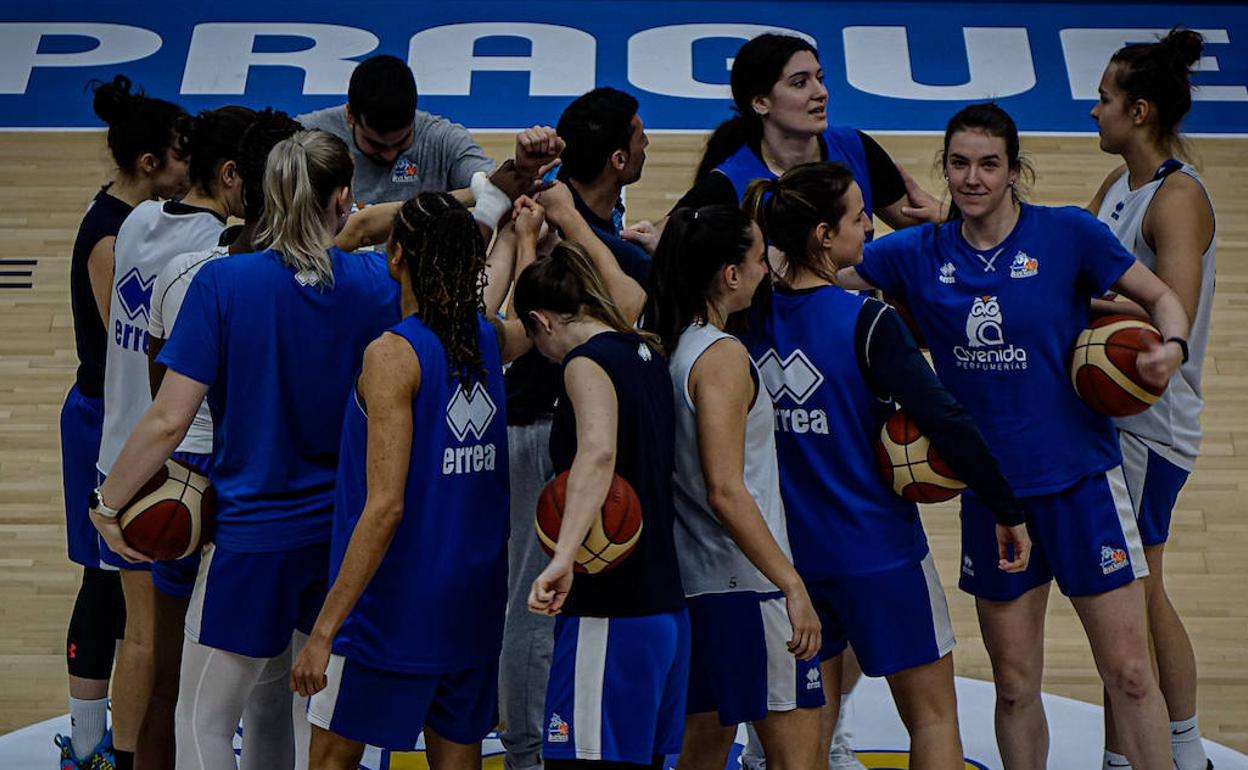 Las jugadoras de Avenida hacen piña en la pista de Praga. 