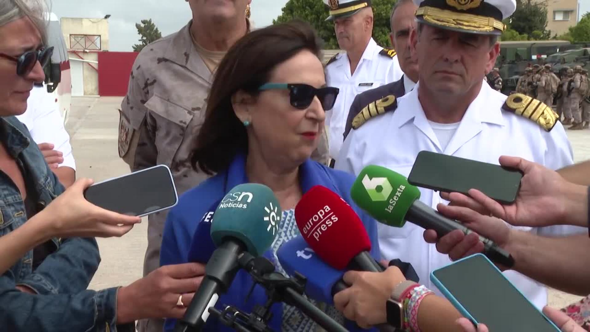 Robles asegura que la UME estará en Marruecos el tiempo que sea "necesario" e "imprescindible"