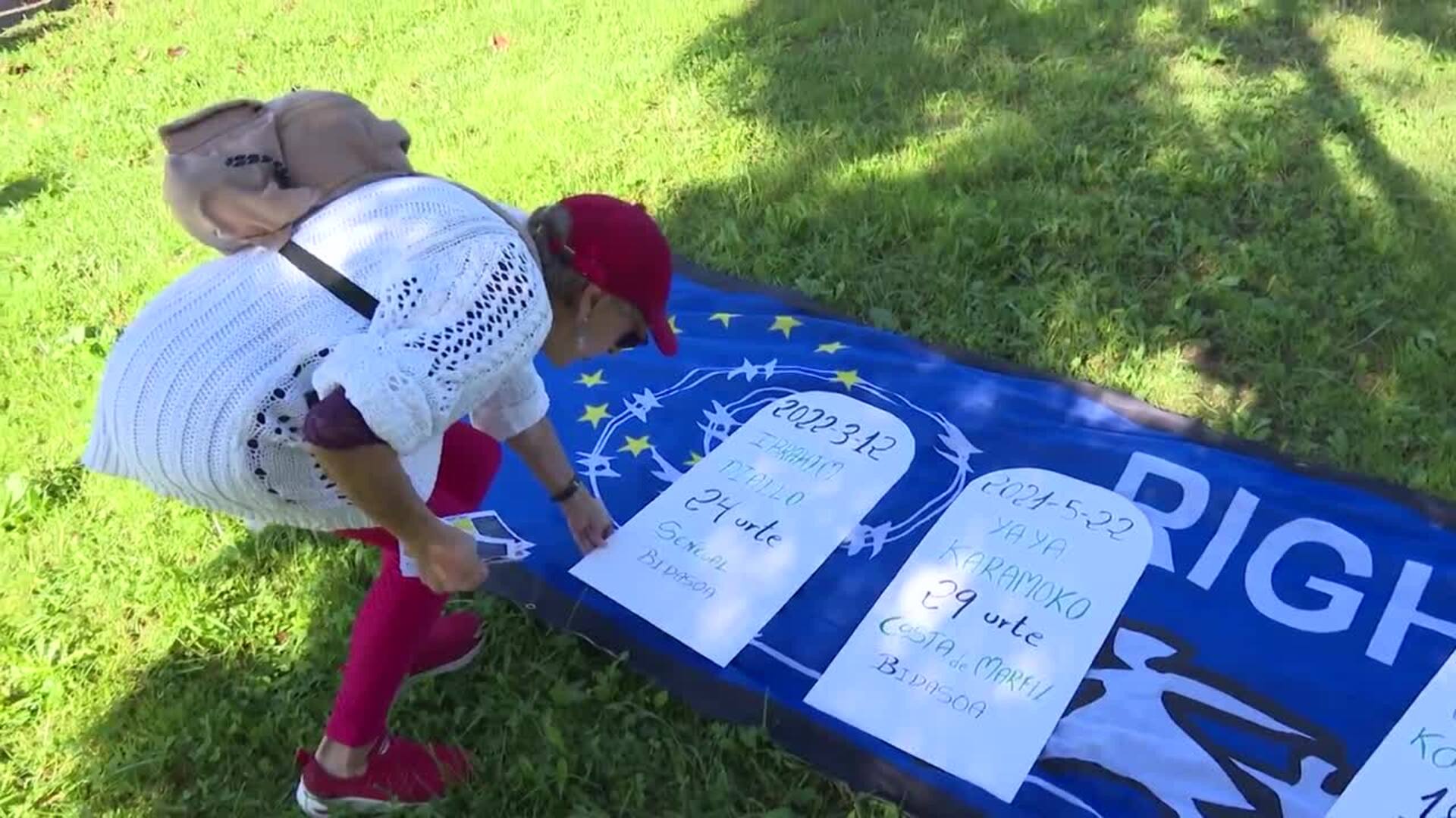 Acto en Irún en recuerdo de personas migrantes fallecidas "en el camino a una vida mejor"