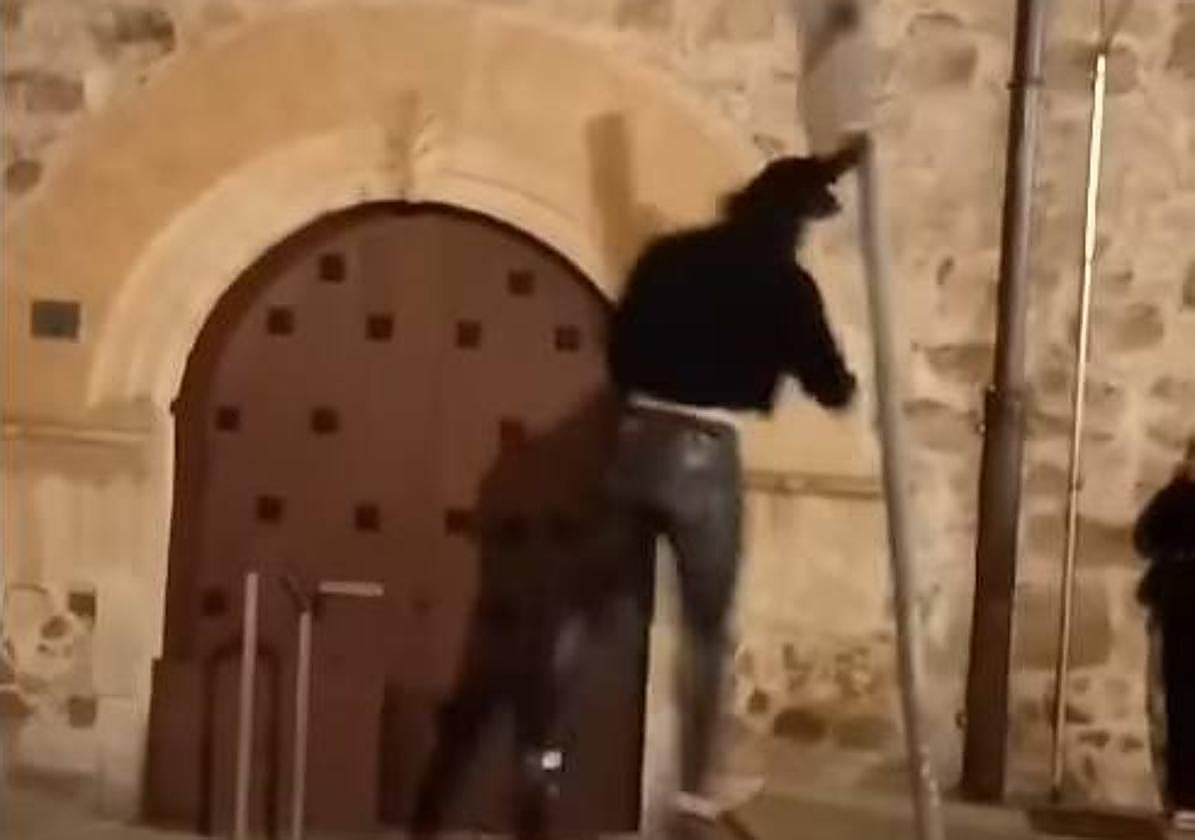 El joven se abalanza contra una señal en la calle Arroyo de Santo Domingo.