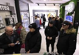La cola dentro de la tienda oficial de Unionistas.