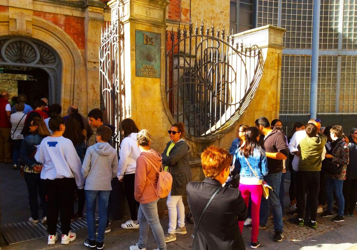 Cola en la puerta del Museo Casa Lis