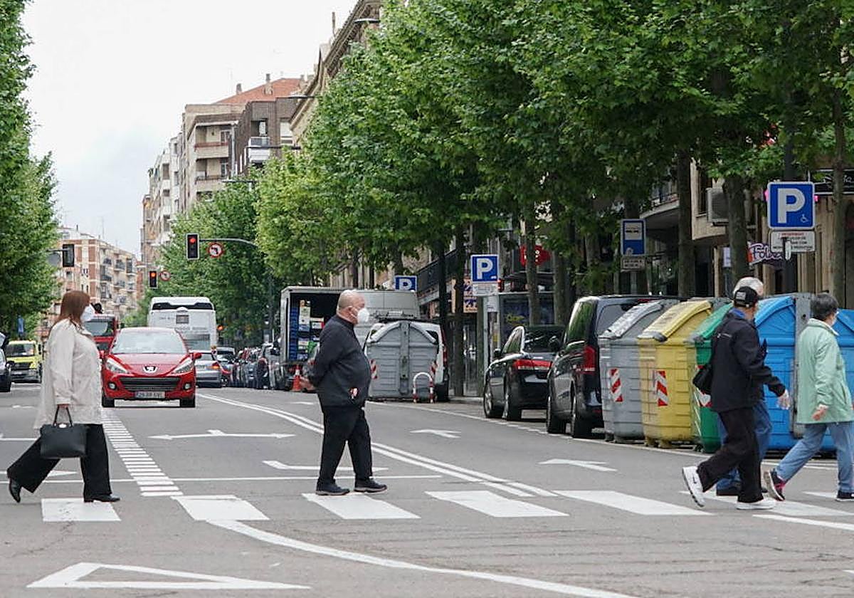 Varios ciudadanos cruzan por una paso de peatones en María Auxiliadora.