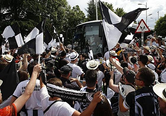 Así fuie recibido el autobús de Unionistas en Don Benito durante la eliminatoria de ascenso a Segunda B en 2018.