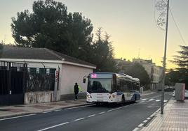 Uno de los autobuses que unen Carbajosa con la capital.