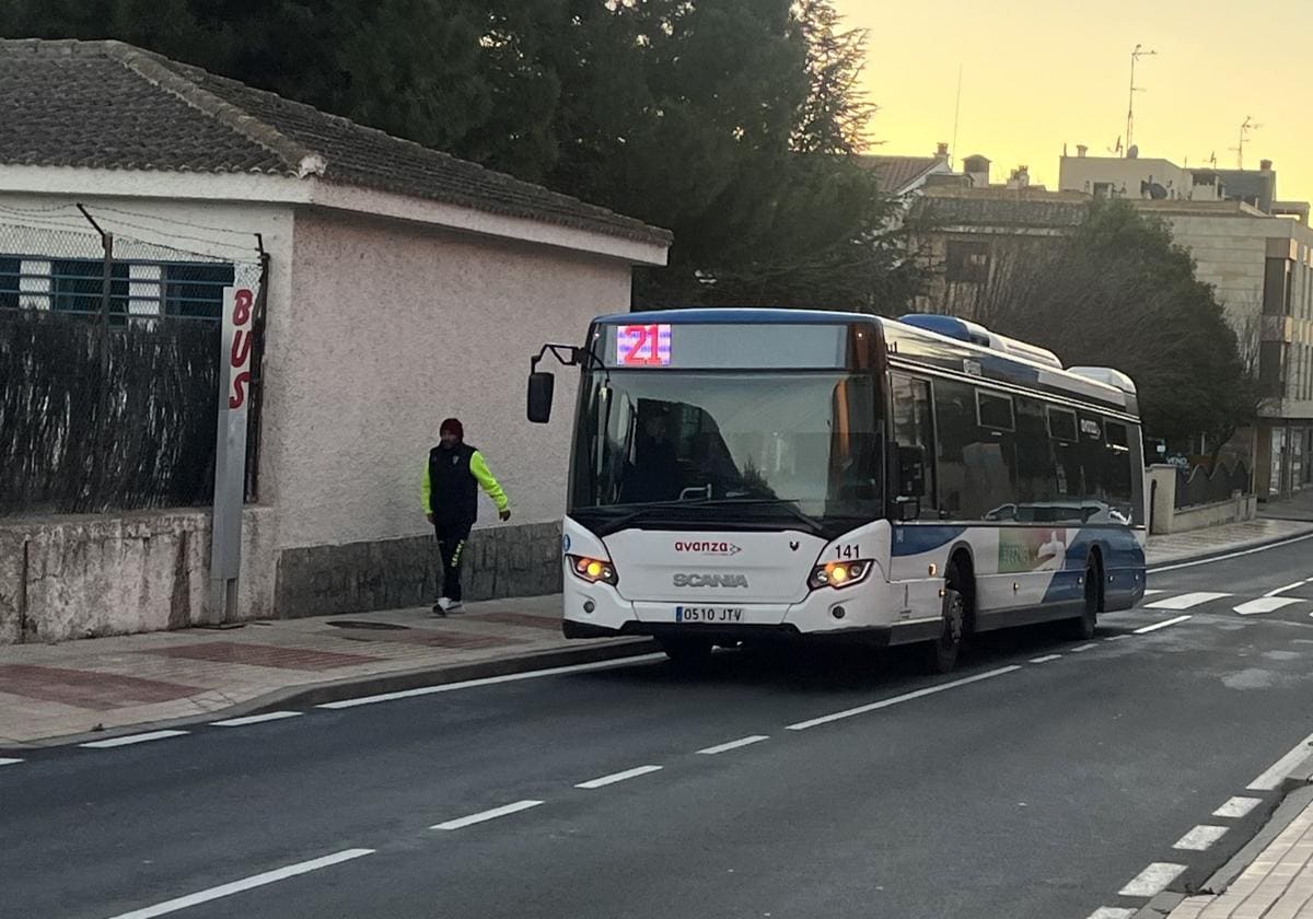 Uno de los autobuses que unen Carbajosa con la capital.