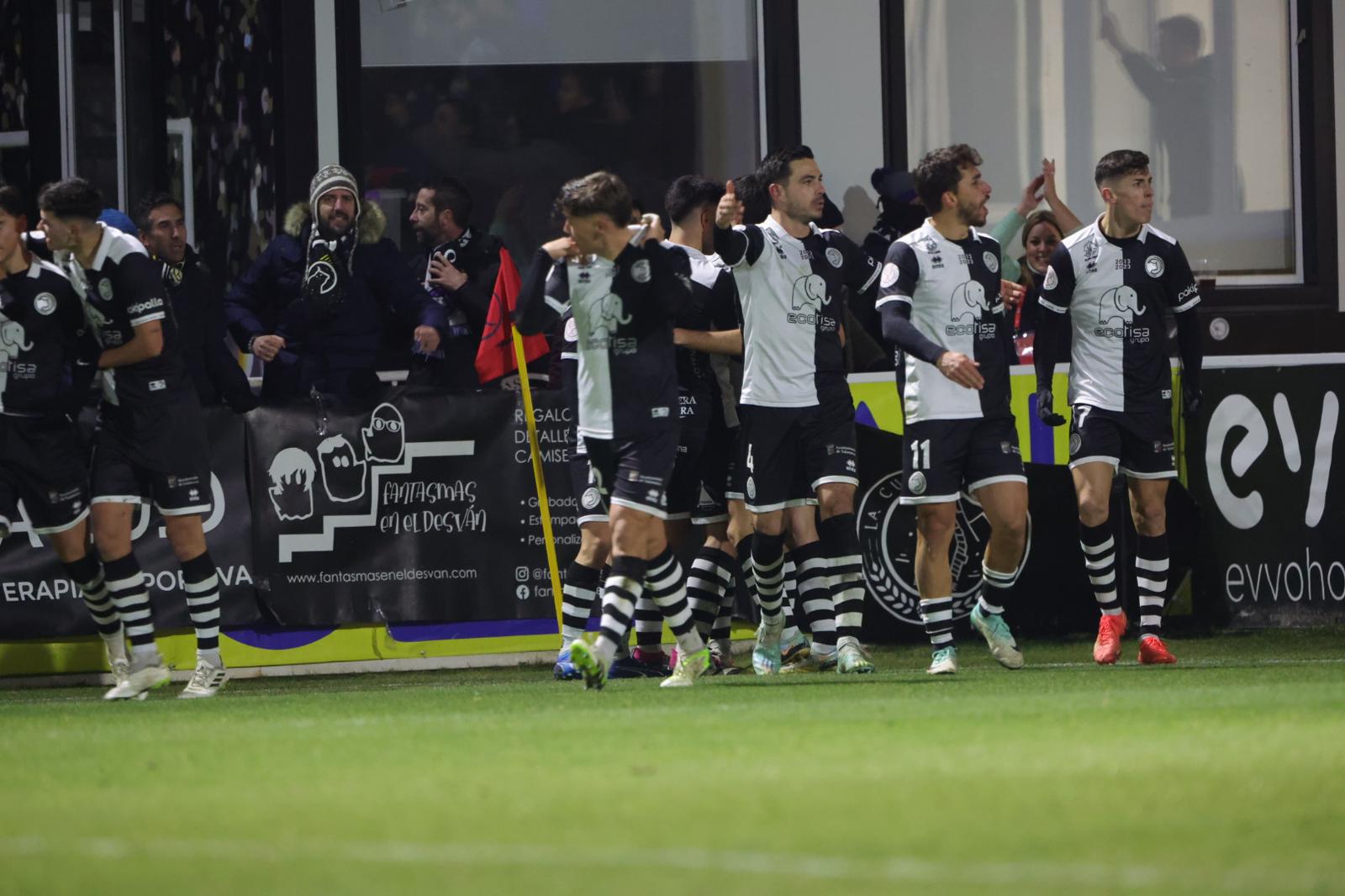 Las imágenes del aplazado Unionistas-Villarreal de la Copa del Rey por un apagón