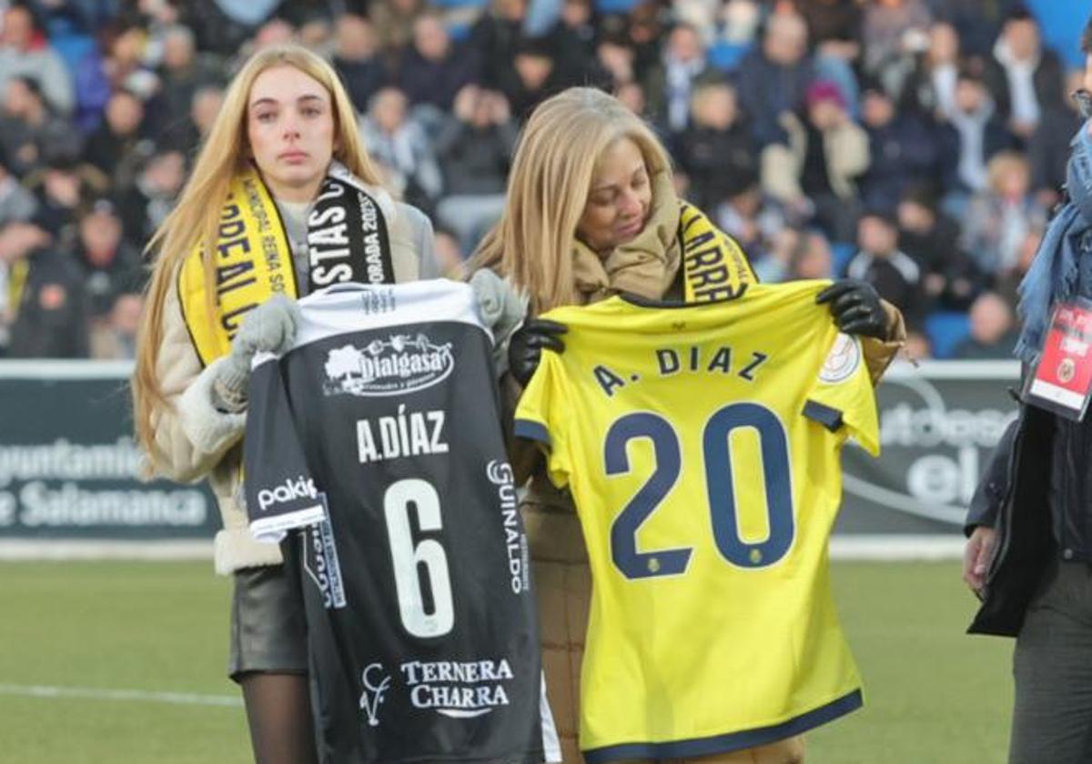 La hija y la exmujer de Antonio Díaz, con las camisetas de Unionistas y el Villarreal.