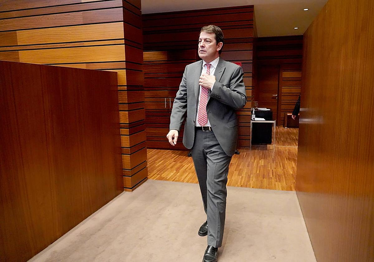 Alfondo Fernández Mañueco a su llegada a la segunda sesión del pleno de las Cortes de Castilla y León.