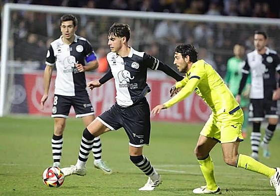 Una acción del encuentro entre Unionistas y el Villarreal.