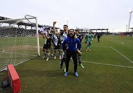 Los jugadores de Unionistas celebran la victoria y el resultado del sorteo.
