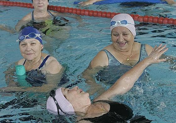Curso de natación para personas mayores