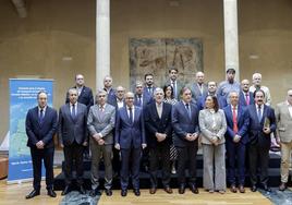 Foto de familia de los participantes en el encuentro.