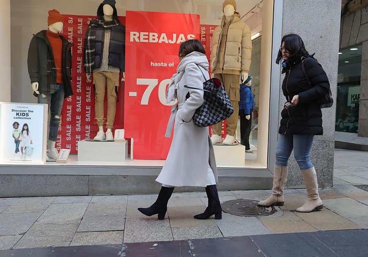 Carteles de la rebajas en establecimientos de Salamanca.