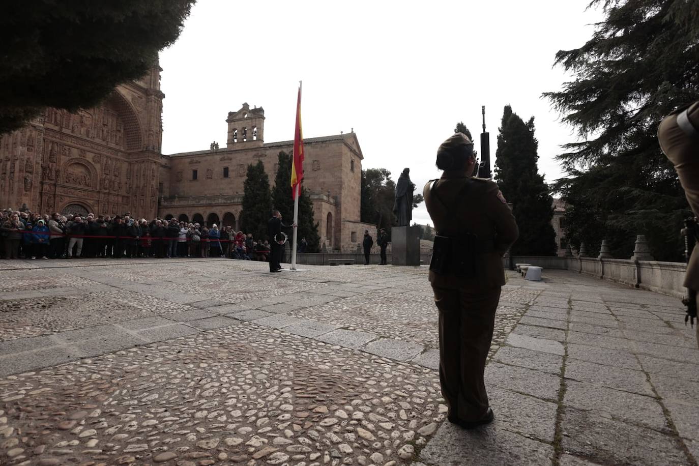 Salamanca regala a la Policía Nacional un solemne izado de bandera por sus 200 años