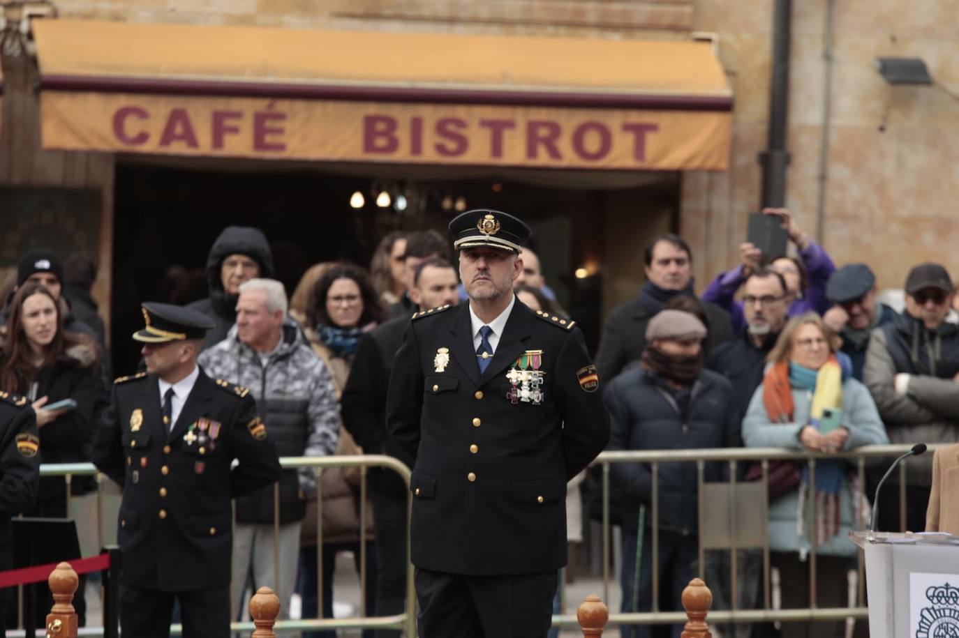 Salamanca regala a la Policía Nacional un solemne izado de bandera por sus 200 años