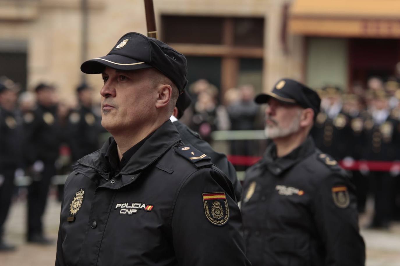 Salamanca regala a la Policía Nacional un solemne izado de bandera por sus 200 años