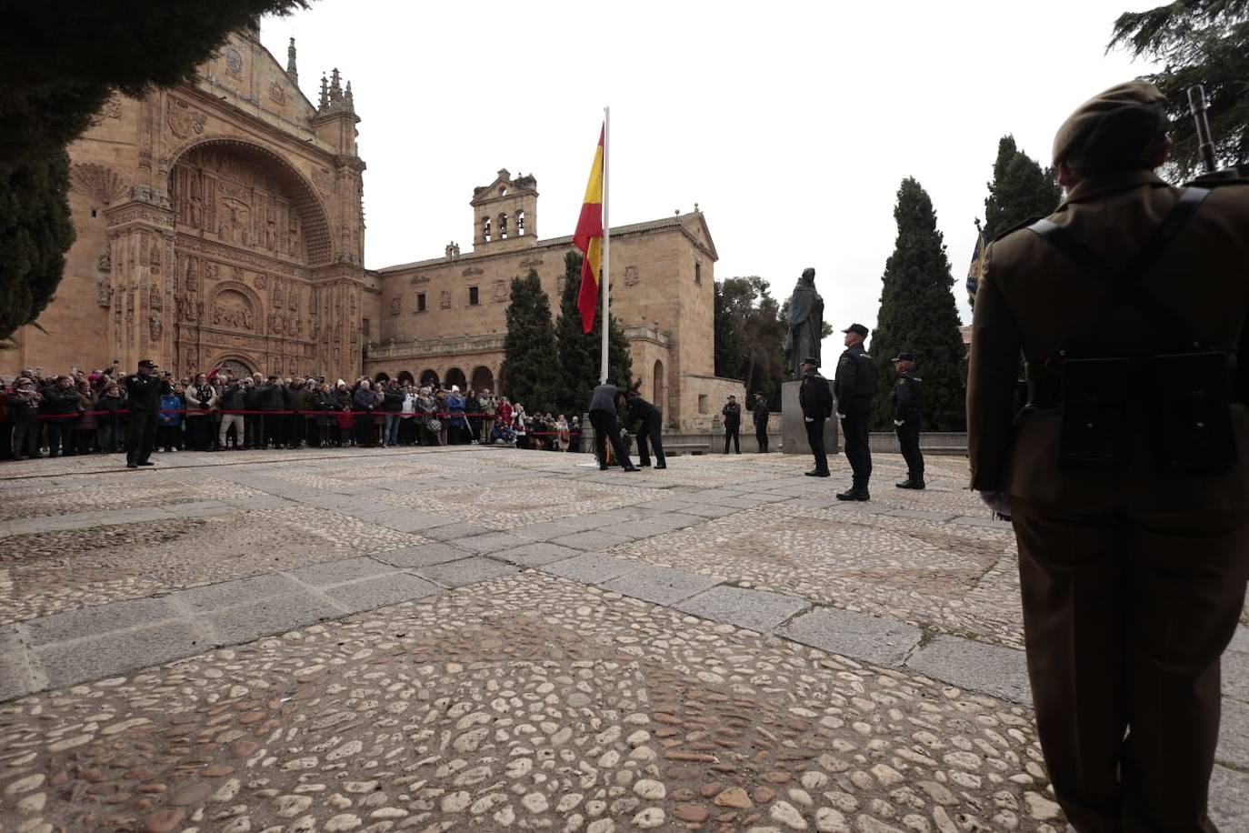 Salamanca regala a la Policía Nacional un solemne izado de bandera por sus 200 años