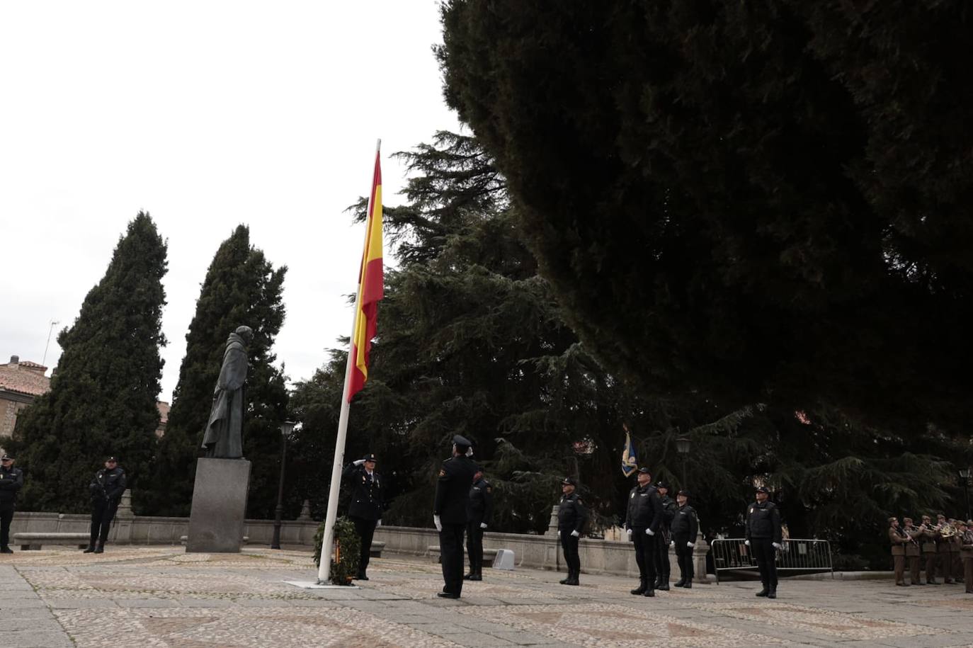 Salamanca regala a la Policía Nacional un solemne izado de bandera por sus 200 años