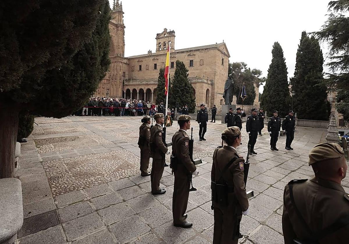 Salamanca regala a la Policía Nacional un solemne izado de bandera por sus 200 años