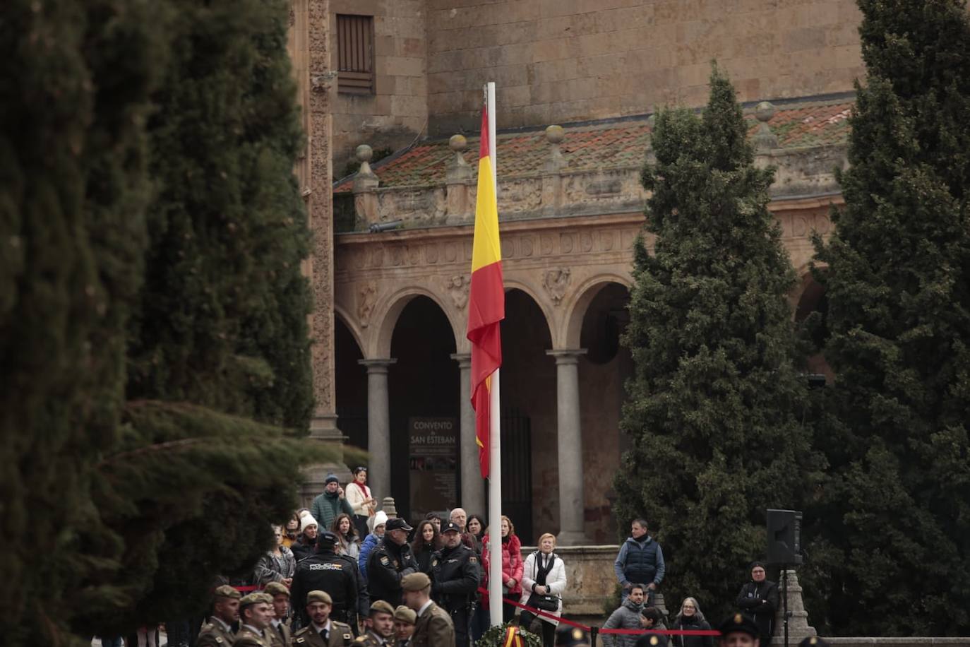 Salamanca regala a la Policía Nacional un solemne izado de bandera por sus 200 años
